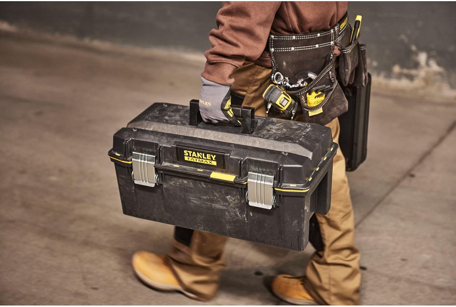  STANLEY FATMAX Boîte à Outils Étanche 58 Cm - Résistant à L'Eau - Grande Capacité De Rangement - Rainure En V Pour Coupe D'Appoint - Poignée Bi-Matière - Attaches Anti-Corrosion 1-94-749