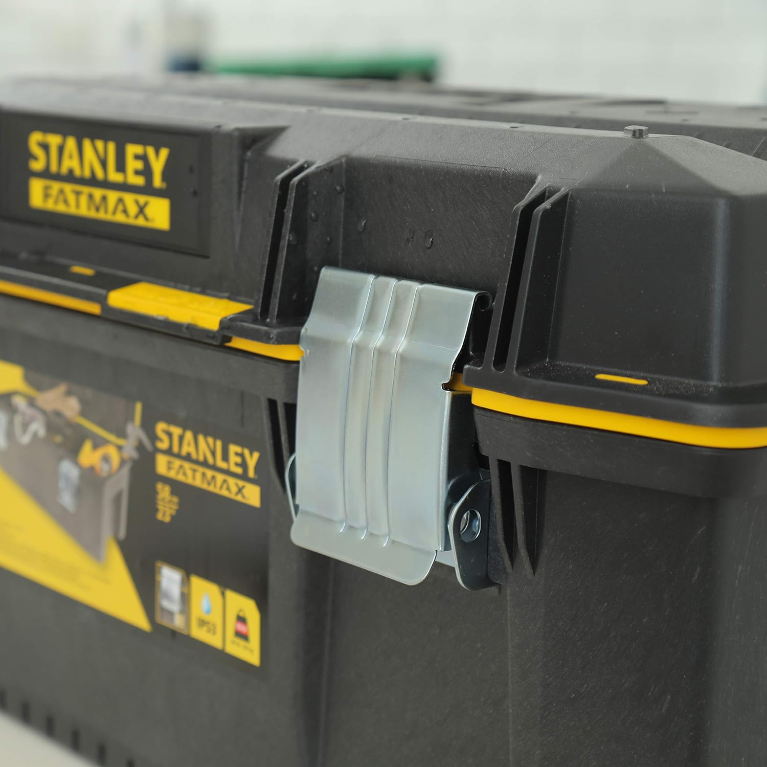  STANLEY FATMAX Boîte à Outils Étanche 58 Cm - Résistant à L'Eau - Grande Capacité De Rangement - Rainure En V Pour Coupe D'Appoint - Poignée Bi-Matière - Attaches Anti-Corrosion 1-94-749