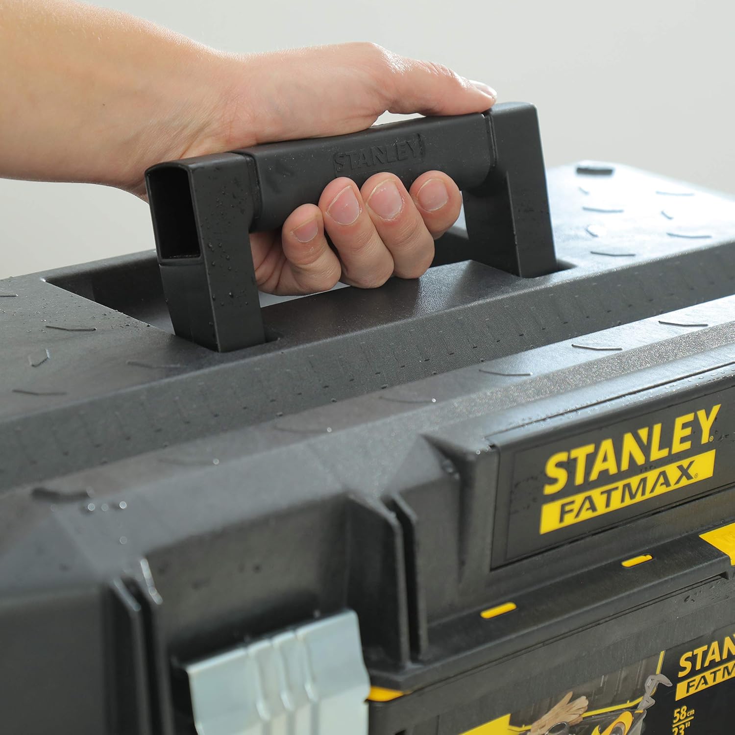  STANLEY FATMAX Boîte à Outils Étanche 58 Cm - Résistant à L'Eau - Grande Capacité De Rangement - Rainure En V Pour Coupe D'Appoint - Poignée Bi-Matière - Attaches Anti-Corrosion 1-94-749