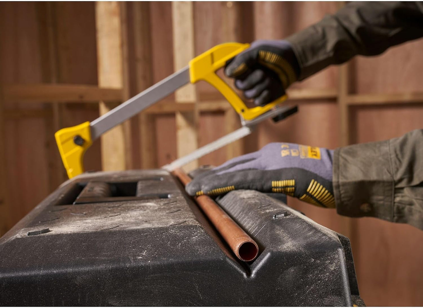  STANLEY FATMAX Boîte à Outils Étanche 58 Cm - Résistant à L'Eau - Grande Capacité De Rangement - Rainure En V Pour Coupe D'Appoint - Poignée Bi-Matière - Attaches Anti-Corrosion 1-94-749