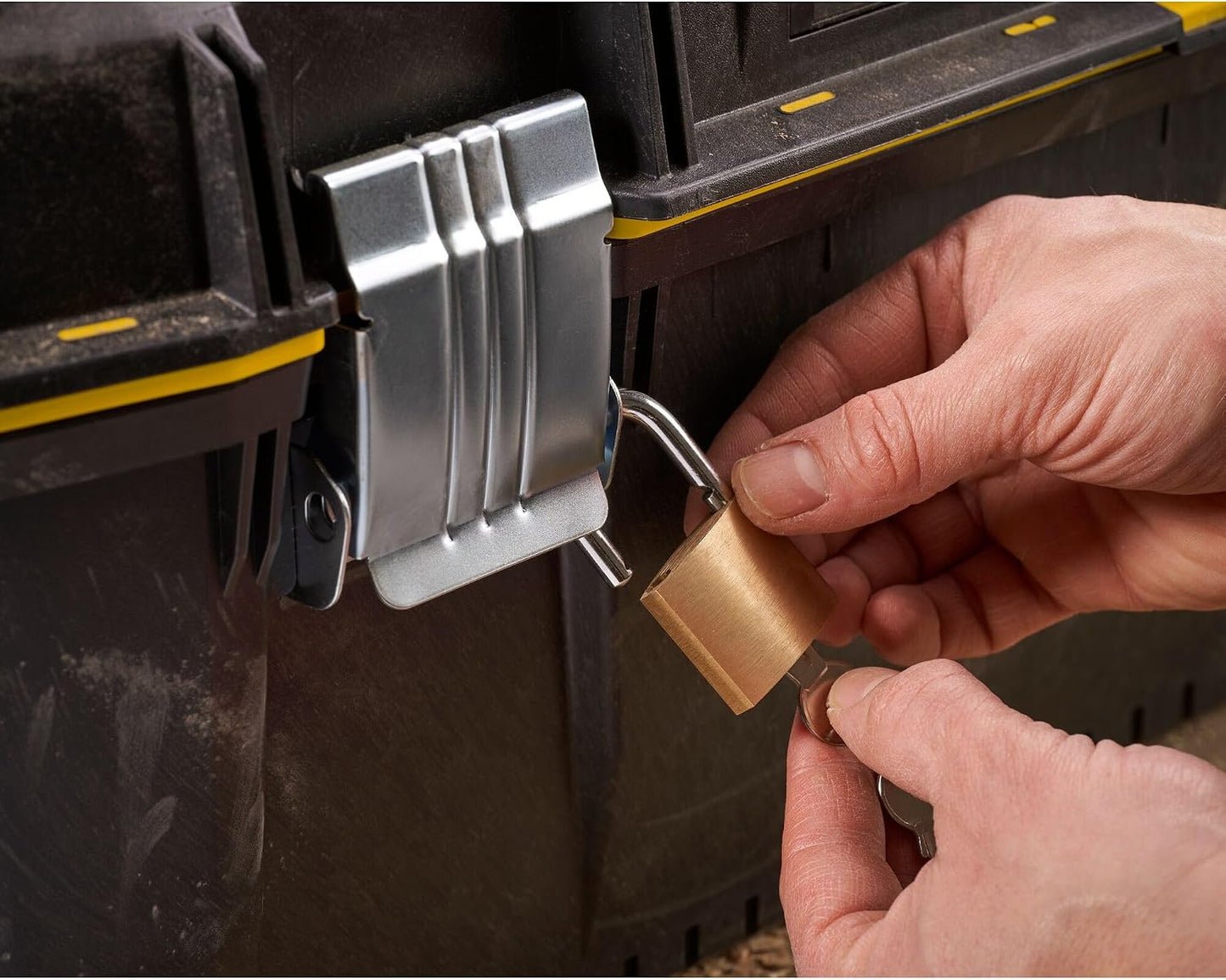  STANLEY FATMAX Boîte à Outils Étanche 58 Cm - Résistant à L'Eau - Grande Capacité De Rangement - Rainure En V Pour Coupe D'Appoint - Poignée Bi-Matière - Attaches Anti-Corrosion 1-94-749