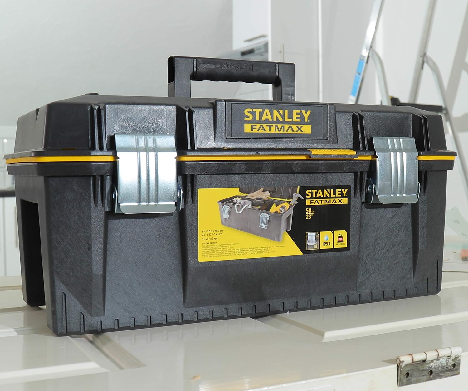  STANLEY FATMAX Boîte à Outils Étanche 58 Cm - Résistant à L'Eau - Grande Capacité De Rangement - Rainure En V Pour Coupe D'Appoint - Poignée Bi-Matière - Attaches Anti-Corrosion 1-94-749