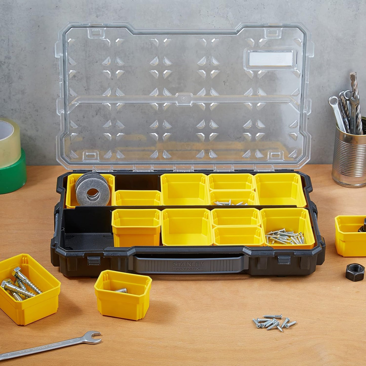  Stanley Fmst1-75779 Boîte À Outils Étanche Profi 2/3 Gamme FatMax - Couvercle Transparent - Attaches Plastiques - Étanche - Ip53 - Pas De Poignée Noir Jaune