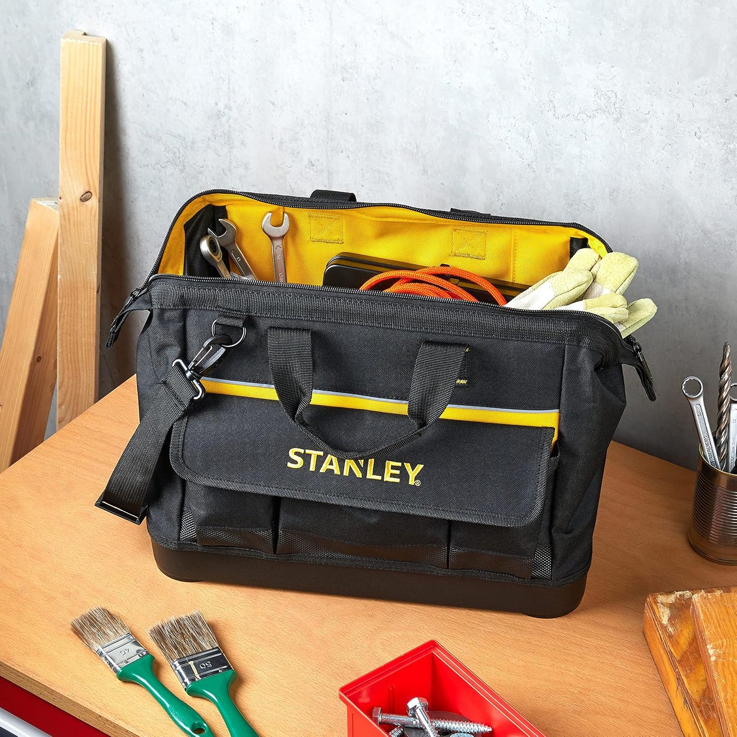  STANLEY 1-96-183 Sac À Outils En Tissu 600 X 600 Deniers - Multi-Compartiments - Sangle Bandoulière Avec Renfort Au Niveau De L'Épaule - Conception Rigide - Dimensions (en Cm): 44,7 X 27,5 X 23,5